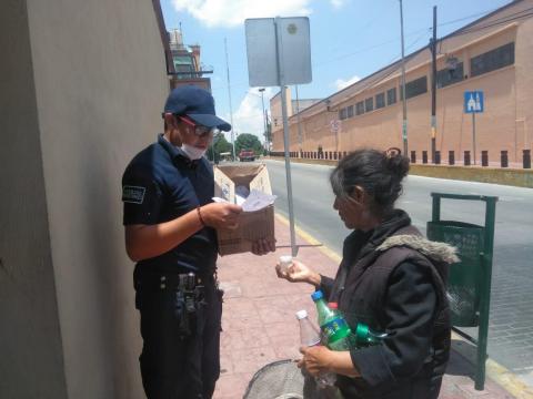 Entrega ayuntamiento de Ixtenco gel Antibacterial a comerciantes y a ciudadanos imagen 1