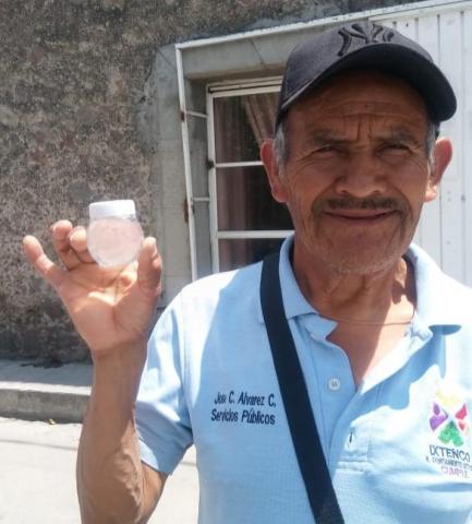 Entrega ayuntamiento de Ixtenco gel Antibacterial a comerciantes y a ciudadanos imagen 2