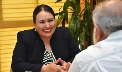 Blanca Angulo acompañada de directores de área, brinda atención ciudadana