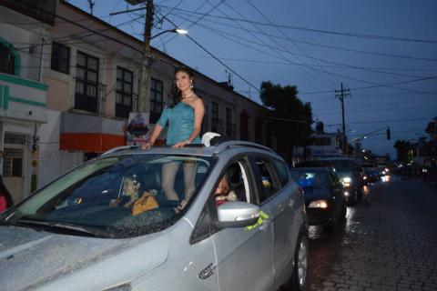 Candidatas a reina de La Feria de Todos 2018 realizan una caravana imagen 3