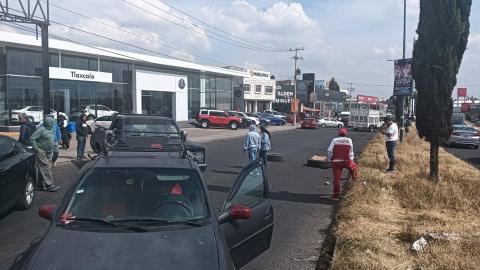 Cierran vecinos la carretera Tlaxcala Apizaco por abuso de agencia de autos