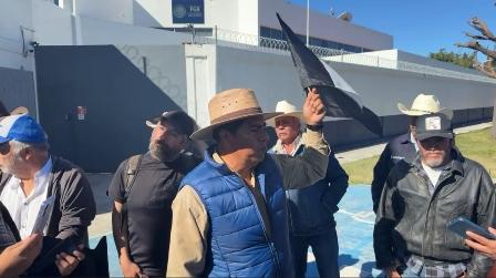 Quieren criminalizar a campesinos por defender el maíz, denuncian tras comparecer en la FGR