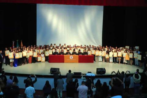 Preside Rector de la UATx entrega de 957 títulos de licenciatura y posgrado imagen 4