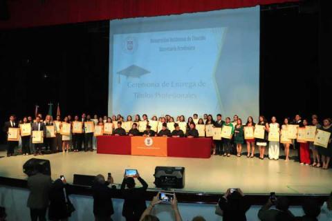 Preside Rector de la UATx entrega de 957 títulos de licenciatura y posgrado imagen 3