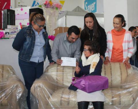 Alcalde festejo a más de 6 mil mamás con rifa y regalos imagen 2