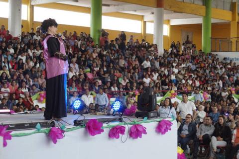 Alcalde festejo a más de 6 mil mamás con rifa y regalos imagen 3