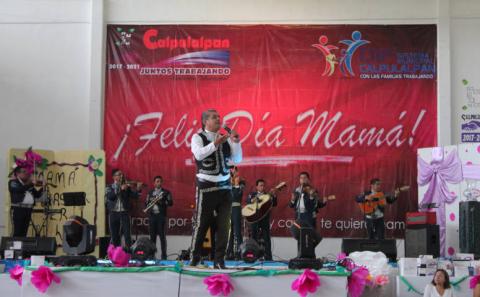 Alcalde festejo a más de 6 mil mamás con rifa y regalos imagen 1