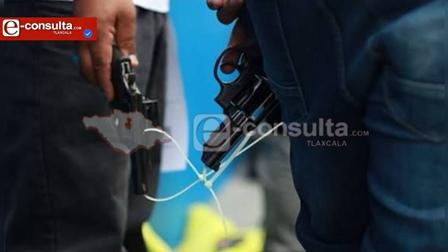 Hampones con armas de fuego despojan de su vehículo a una familia de Ixtenco