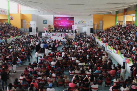 Alcalde festejo a más de 6 mil mamás con rifa y regalos imagen 4