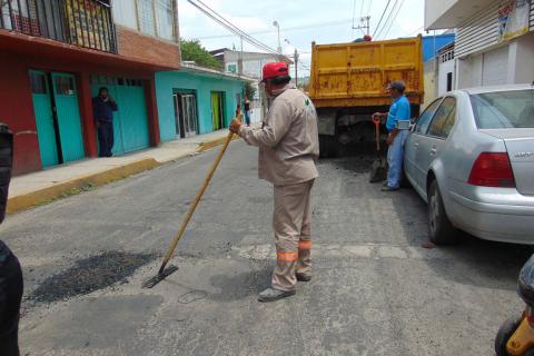 Ayuntamiento mejora la vialidad de la Guerrero con bacheo imagen 2