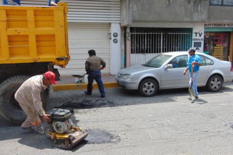 Ayuntamiento mejora la vialidad de la Guerrero con bacheo imagen 4