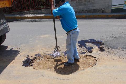 Ayuntamiento mejora la vialidad de la Guerrero con bacheo imagen 3