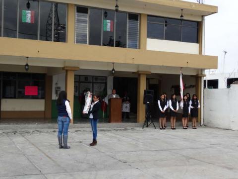 Alcalde coloca Bando Solemne del inicio de fiestas patrias imagen 2