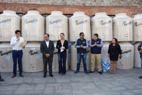 Alcalde apoya la economía familiar entregando tinacos imagen 1