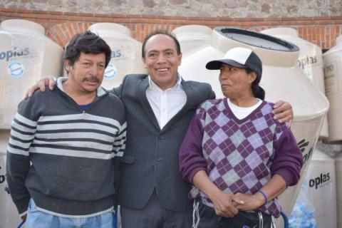 Alcalde apoya la economía familiar entregando tinacos imagen 4