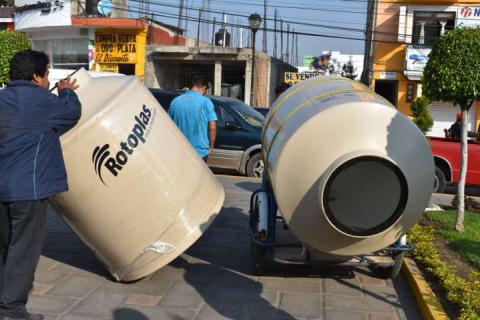 Alcalde apoya la economía familiar entregando tinacos imagen 2