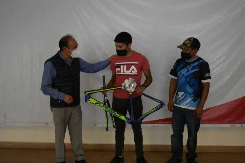 Tomas Orea entrega apoyo a ciclistas zacatelquenses