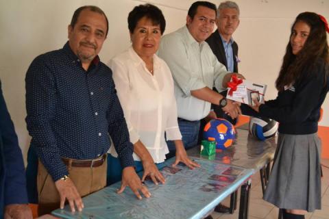 Premia alcalde de Tzompantepec a primeros lugares en concurso de comprensión lectora e inglés