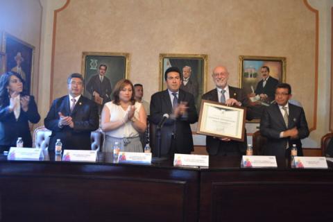 Nombra la capital a Paolo Comanducci visitante distinguido; entrega Escobar Jardínez reconocimiento imagen 5