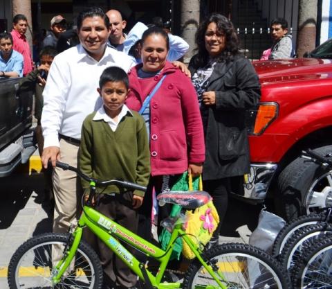 Apoyo decidido a la educación en Tlaltelulco, entrega MAPR 109 bicicletas a alumnos de nivel básico imagen 1