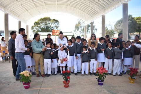 Entregan techumbre en escuela primaria de Hueyotlipan imagen 1