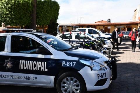 Entrega Alcaldesa de Tlaxco seis unidades nuevas para seguridad pública imagen 1