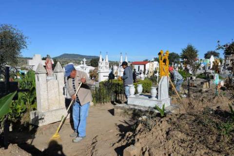 Listos los panteones de Nanacamilpa para recibir a los visitantes imagen 2