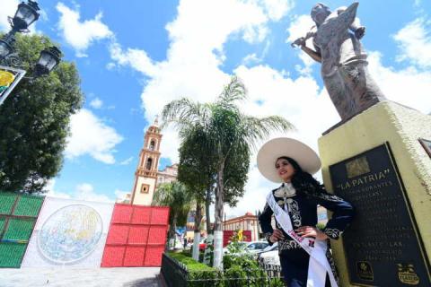 reina de fiestas patrias, Joselín Ramírez Morales, posando en junto al monumento de "Victoria Dorantes", en Tlaxco Pueblo Mágico.  