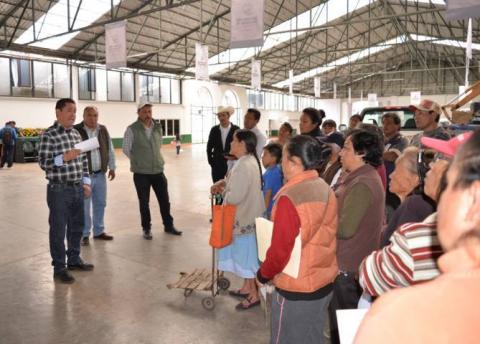 Entrega alcalde de Nanacamilpa 24 paquetes del PAEF imagen 1