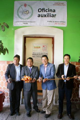 Tomás Vasquez, alcalde e Ixtacuixtla; Francisco Mixcoatl, ombudsman de Tlaxcala; Moisés Morales, presidente de la UPET, y Adolfo López, ombudsman de Puebla, en la inauguración de la nueva oficina auxiliar de la CEDH