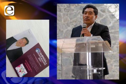 Regidor de Zacatelco hace chambitas en horario laboral; Hildeberto lo solapa
