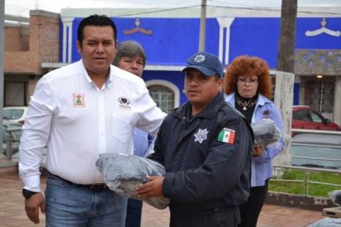 Presidente de Tzompantepec entrega uniformes a elementos de Seguridad Pública y PC imagen 2