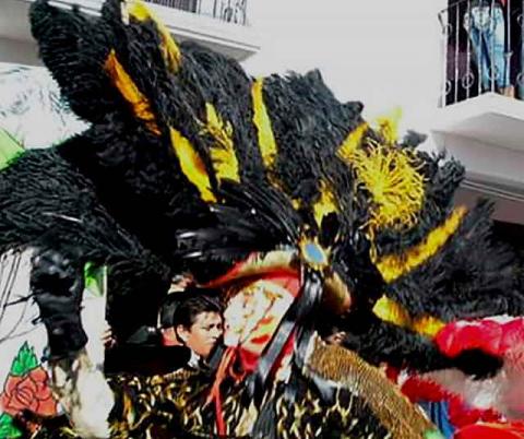 Tlaxcalteca viene desde Japón vestido de charro de carnaval imagen 1