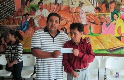Entregan cheques de apoyo educativo en Tzompantepec imagen 1