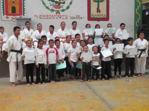 Alcalde de Xiloxoxtla clausura curso de karate DO imagen 2