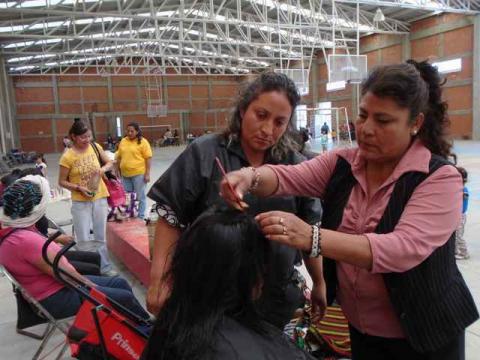 Mujeres de Tzompantepec se capacitan en estilismo