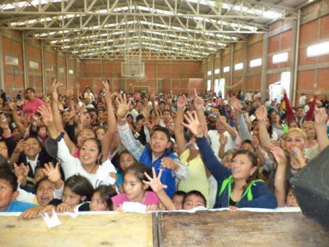 Tzompantepec, Tlax.- El presidente municipal Víctor Castro López y la primera dama de Tzompantepec, Mayra del Carmen Armas García, agasajaron por tercer año consecutivo a decenas de cientos de niñas, niños y sus mamás, en honor a esta doble celebración. El auditorio de la comunidad de San Andrés Ahuashuatepec resulto casi insuficiente para recibir a tan nutrida concurrencia de las cinco localidades pertenecientes a la demarcación, quienes disfrutaron de un show cómico familiar y participaron en la rifa Tzompantepec, Tlax.- El presidente municipal Víctor Castro López y la primera dama de Tzompantepec, Mayra del Carmen Armas García, agasajaron por tercer año consecutivo a decenas de cientos de niñas, niños y sus mamás, en honor a esta doble celebración. El auditorio de la comunidad de San Andrés Ahuashuatepec resulto casi insuficiente para recibir a tan nutrida concurrencia de las cinco localidades pertenecientes a la demarcación, quienes disfrutaron de un show cómico familiar y participaron en la rifa