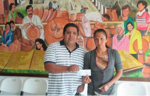Entregan cheques de apoyo educativo en Tzompantepec imagen 2