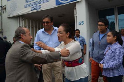 La Senadora de la República, Adriana Dávila y el presidente del Comité Directivo Estatal (CDE) del PAN, Carlos Carreón Mejía, dan la bienvenida  al ex presidente, Felipe Calderón Hinojosa