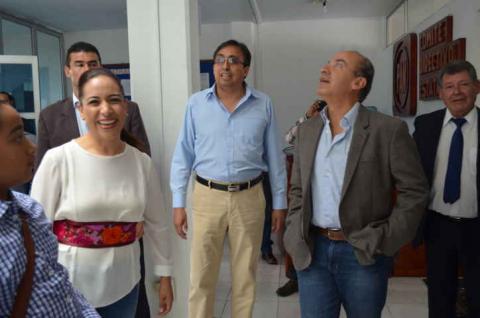 El ex presidente de México recorrió las instalaciones del Comité Directivo Estatal (CDE) del PAN y saludo al personal que labora en el edificio