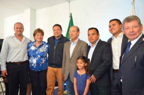 El ex Presidente de México, Felipe Calderón, acompañado por el secretario general del CDE del PAN, Víctor Fernández, por el  diputado federal electo, Juan Corral y por los legisladores locales, María de Lourdes Huerta, Ángelo Gutiérrez, Julio César Hernández y Julio César Álvarez