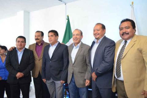 Luego de la reunión en el CDE del PAN, los alcaldes de Apetatitlán, Valentín Gutiérrez; de Zacatelco, Francisco Román; de Calpulalpan, Vicente Hernández; de Acuamanala, Alejandrino Espinoza y de Yauhquemehcan, Felipe Morales, saludaron al ex Presidente, Felipe Calderón Hinojosa