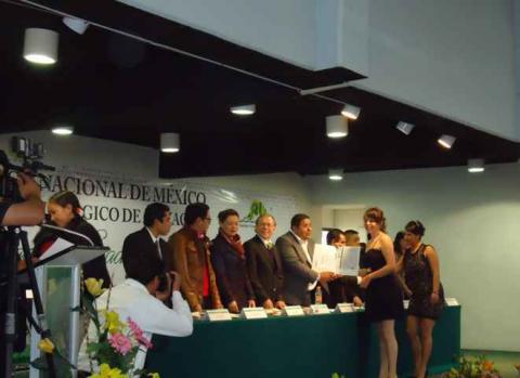 Munícipe acude a ceremonia de graduación del ITA imagen 3