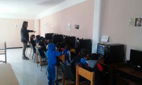 Alcalde acerca biblioteca virtual a estudiantes imagen 3