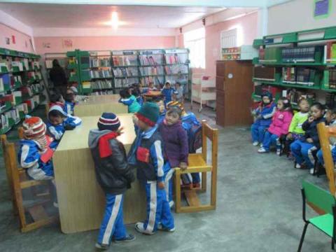 Alcalde acerca biblioteca virtual a estudiantes imagen 2