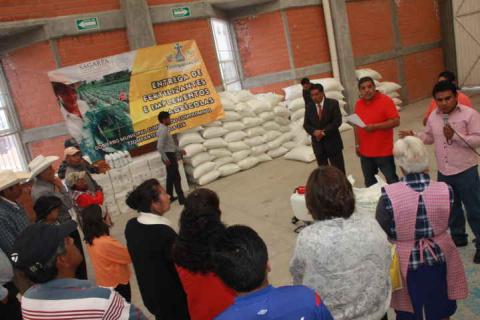 Campesinos de Tzompantepec son beneficiados con paquetes de fertilizante imagen 1