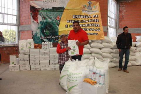 Campesinos de Tzompantepec son beneficiados con paquetes de fertilizante imagen 2