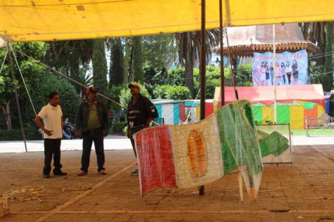 Colocan luminarias en el Municipio de Nativitas para este 15 de Septiembre imagen 1