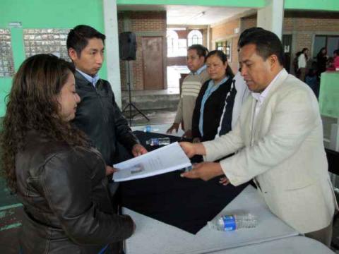 Entregan autoridades de Tetlanohcan escrituras públicas imagen 3