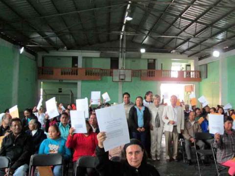 Entregan autoridades de Tetlanohcan escrituras públicas imagen 1